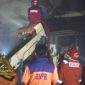 Petugas Damkar Pamekasan saat memadamkan api di gudang rokok PT SHM Jaya, Desa Blumbungan. (Foto/Karimata)