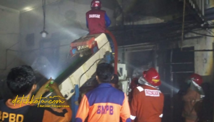 Petugas Damkar Pamekasan saat memadamkan api di gudang rokok PT SHM Jaya, Desa Blumbungan. (Foto/Karimata)