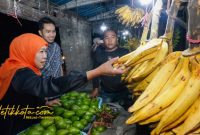 Gubernur Jawa Timur Khofifah Indar Parawansa saat memborong Pisang Agung di Pasar Buah Ranuyoso, Lumajang.