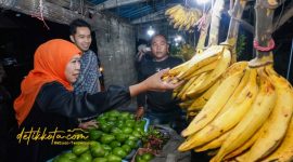 Gubernur Jawa Timur Khofifah Indar Parawansa saat memborong Pisang Agung di Pasar Buah Ranuyoso, Lumajang.