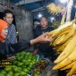 Gubernur Jawa Timur Khofifah Indar Parawansa saat memborong Pisang Agung di Pasar Buah Ranuyoso, Lumajang.