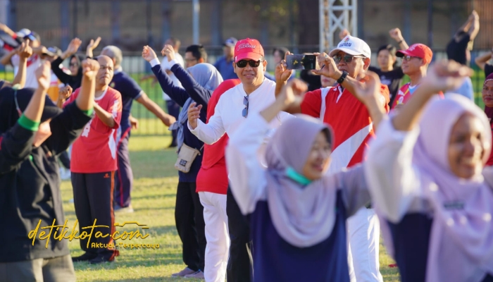 Wali Kota Probolinggo Aminuddin mengikuti senam tera bersama ASN di Stadion Bayuangga.