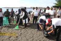 Bupati Banyuwangi Ipuk Fiestiandani bersama relawan saat membersihkan sampah di Pantai Seranite.