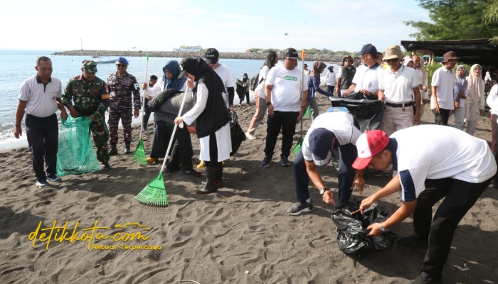 Bupati Banyuwangi Ipuk Fiestiandani bersama relawan saat membersihkan sampah di Pantai Seranite.
