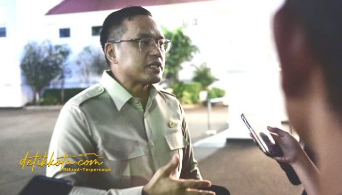 Direktur Utama (Dirut) Pertamina, Simon Aloysius Mantiri memberikan keterangannya kepada awak media di Istana Kepresidenan, Jakarta, pada Jumat, 19 September 2025. Foto: BPMI Setpres