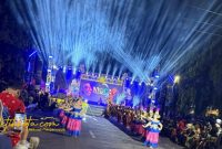 Ribuan penonton antusias menyaksikan Madura Ethnic Carnival (MEC) 2025 bertema “Topeng” di depan Labang Mesem Keraton Sumenep, Sabtu (20/09/2025).