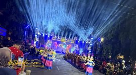 Ribuan penonton antusias menyaksikan Madura Ethnic Carnival (MEC) 2025 bertema “Topeng” di depan Labang Mesem Keraton Sumenep, Sabtu (20/09/2025).