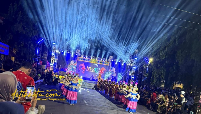 Ribuan penonton antusias menyaksikan Madura Ethnic Carnival (MEC) 2025 bertema “Topeng” di depan Labang Mesem Keraton Sumenep, Sabtu (20/09/2025).