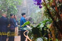 Presiden Joko Widodo meninjau Paviliun Indonesia pada Expo 2025 Osaka, yang mencatatkan komitmen investasi senilai 23,8 miliar dolar AS.