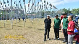 Bupati Sumenep Achmad Fauzi Wongsojudo membuka Konkurs Seni Suara Alam Burung Perkutut di Lapangan Desa Paberasan, Minggu (21/09/2025).