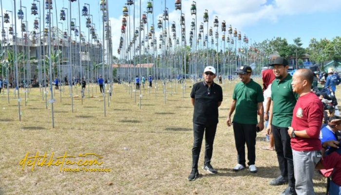 Bupati Sumenep Achmad Fauzi Wongsojudo membuka Konkurs Seni Suara Alam Burung Perkutut di Lapangan Desa Paberasan, Minggu (21/09/2025).