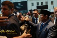 Presiden RI Prabowo Subianto menyapa diaspora Indonesia saat tiba di depan salah satu hotel di Kota New York, Sabtu (20/09/2025).