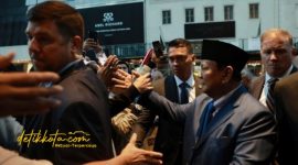Presiden RI Prabowo Subianto menyapa diaspora Indonesia saat tiba di depan salah satu hotel di Kota New York, Sabtu (20/09/2025).