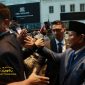 Presiden RI Prabowo Subianto menyapa diaspora Indonesia saat tiba di depan salah satu hotel di Kota New York, Sabtu (20/09/2025).
