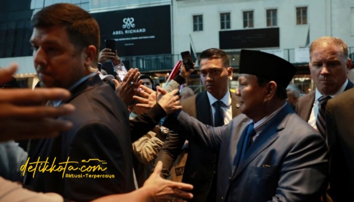 Presiden RI Prabowo Subianto menyapa diaspora Indonesia saat tiba di depan salah satu hotel di Kota New York, Sabtu (20/09/2025).