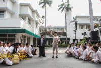 Wali Kota Surabaya Eri Cahyadi bersama seniman dan Arek-arek Suroboyo membawakan teatrikal perobekan bendera di Hotel Majapahit, Minggu (21/9/2025).