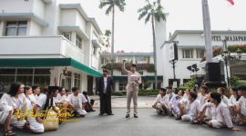 Wali Kota Surabaya Eri Cahyadi bersama seniman dan Arek-arek Suroboyo membawakan teatrikal perobekan bendera di Hotel Majapahit, Minggu (21/9/2025).