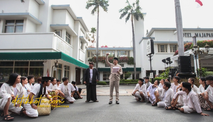 Wali Kota Surabaya Eri Cahyadi bersama seniman dan Arek-arek Suroboyo membawakan teatrikal perobekan bendera di Hotel Majapahit, Minggu (21/9/2025).