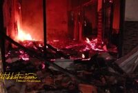 Sebuah rumah milik Sarwi, warga Dusun Panjalin, Desa Waru Barat, Kecamatan Waru, Kabupaten Pamekasan, ludes terbakar pada Senin (22/9/2025) dini hari sekitar pukul 02.00 WIB.