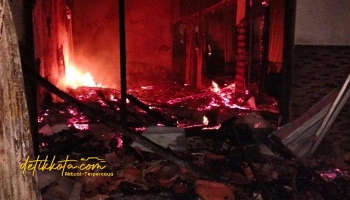 Sebuah rumah milik Sarwi, warga Dusun Panjalin, Desa Waru Barat, Kecamatan Waru, Kabupaten Pamekasan, ludes terbakar pada Senin (22/9/2025) dini hari sekitar pukul 02.00 WIB.