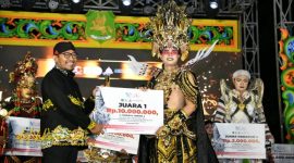 Bupati Sumenep Achmad Fauzi Wongsojudo saat memberikan kepada juara Madura Ethnic Carnival (MEC) 2025 di depan Labang Mesem Keraton Sumenep, Sabtu (20/9/2025).