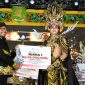 Bupati Sumenep Achmad Fauzi Wongsojudo saat memberikan kepada juara Madura Ethnic Carnival (MEC) 2025 di depan Labang Mesem Keraton Sumenep, Sabtu (20/9/2025).