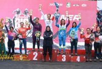 Pembalap menaklukkan lintasan licin di ajang Banyuwangi Ijen Geopark Downhill 2025 di Gantasan Bike Park, Kecamatan Licin, Minggu (21/9/2025).