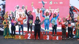 Pembalap menaklukkan lintasan licin di ajang Banyuwangi Ijen Geopark Downhill 2025 di Gantasan Bike Park, Kecamatan Licin, Minggu (21/9/2025).