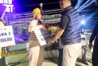 Para pemenang Lomba Souvenir Kabupaten Probolinggo 2025 menerima penghargaan di panggung Bromo Sunset Music and Culture 6. (Foto: Bromo Info)