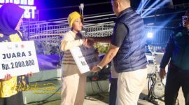 Para pemenang Lomba Souvenir Kabupaten Probolinggo 2025 menerima penghargaan di panggung Bromo Sunset Music and Culture 6. (Foto: Bromo Info)