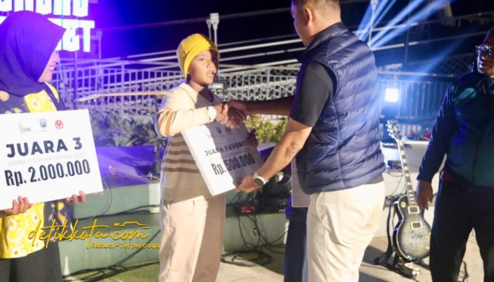 Para pemenang Lomba Souvenir Kabupaten Probolinggo 2025 menerima penghargaan di panggung Bromo Sunset Music and Culture 6. (Foto: Bromo Info)