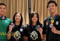 Farrel Nandana Putra dan Zerllina Putri Najwa asal Kabupaten Pasuruan usai meraih medali perak di Kejuaraan Finswimming Asia 2025 di China.