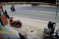 Aksi pencurian yang viral terekam CCTV.