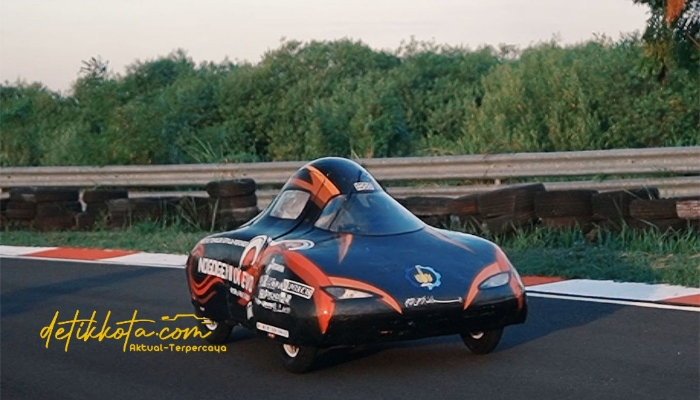 Tim otomotif ITS melakukan uji coba kendaraan hemat energi di Sirkuit Gelora Bung Tomo, Surabaya.