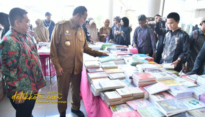 Bupati Sumenep Achmad Fauzi Wongsojudo saat membuka Festival Literasi 2025 di Universitas Bahaudin Mudhary Madura (Uniba), Senin (22/9/2025).