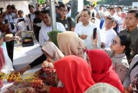 Menteri Pertanian RI Andi Amran Sulaiman bersama Wali Kota Surabaya Eri Cahyadi saat menghadiri Gerakan Pangan Murah di Taman 10 Nopember, Tambaksari, Surabaya, Selasa (23/9/2025).