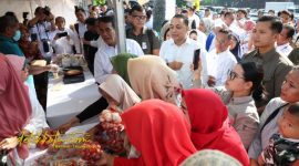 Menteri Pertanian RI Andi Amran Sulaiman bersama Wali Kota Surabaya Eri Cahyadi saat menghadiri Gerakan Pangan Murah di Taman 10 Nopember, Tambaksari, Surabaya, Selasa (23/9/2025).