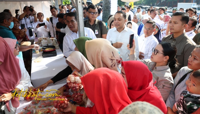 Menteri Pertanian RI Andi Amran Sulaiman bersama Wali Kota Surabaya Eri Cahyadi saat menghadiri Gerakan Pangan Murah di Taman 10 Nopember, Tambaksari, Surabaya, Selasa (23/9/2025).