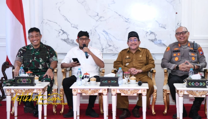 Bupati Sumenep Achmad Fauzi Wongsojudo saat Rapat Koordinasi Optimalisasi Siskamling di Paseban Agung Sultan Abdurahman, Selasa (23/9/2025).