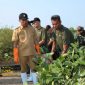 Bupati Bangkalan Lukman Hakim bersama warga menanam bibit mangrove di pesisir Desa Tolbuk dan Ko’ol, Kecamatan Klampis.