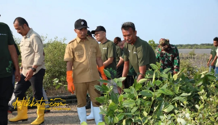 Bupati Bangkalan Lukman Hakim bersama warga menanam bibit mangrove di pesisir Desa Tolbuk dan Ko’ol, Kecamatan Klampis.