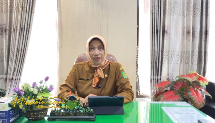 Direktur Utama RSUD dr. H. Moh. Anwar Sumenep, dr. Erliyati, M.Kes, saat di ruang kerjanya.