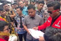 Massa GMNI Sumenep saat menggelar aksi di depan Kantor Pemkab dan BPN Sumenep, Kamis (25/9/2025).