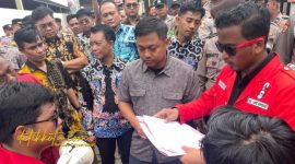 Massa GMNI Sumenep saat menggelar aksi di depan Kantor Pemkab dan BPN Sumenep, Kamis (25/9/2025).