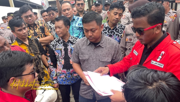 Massa GMNI Sumenep saat menggelar aksi di depan Kantor Pemkab dan BPN Sumenep, Kamis (25/9/2025).
