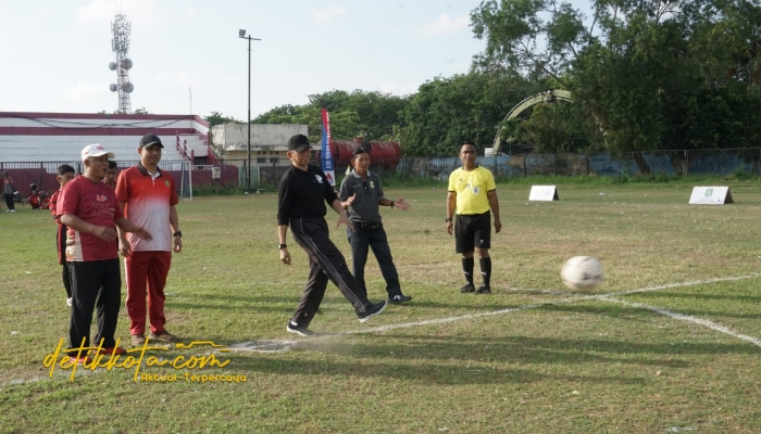 Plt Sekda Sumenep, R. Syahwan Effendi membuka Turnamen Mini Soccer Antar SD di GOR A. Yani Pangligur.