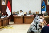 Wali Kota Surabaya, Eri Cahyadi, bersama Tim Verifikator KKS Pusat saat kunjungan validasi lapangan di Balai Kota Surabaya.