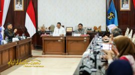 Wali Kota Surabaya, Eri Cahyadi, bersama Tim Verifikator KKS Pusat saat kunjungan validasi lapangan di Balai Kota Surabaya.