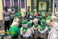 Polisi dari Satlantas Polres Sumenep memberikan edukasi tertib lalu lintas kepada anak-anak PAUD dalam kegiatan Polisi Sahabat Anak (PSA).
