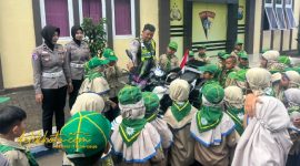 Polisi dari Satlantas Polres Sumenep memberikan edukasi tertib lalu lintas kepada anak-anak PAUD dalam kegiatan Polisi Sahabat Anak (PSA).